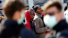Italské námořnictvo zachránilo ve Středozemním moři desítky migrantů a odvezlo... Italské námořnictvo zachránilo ve Středozemním moři desítky migrantů a odvezlo...