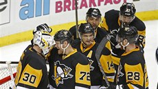 Vítězná oslava hokejistů Pittsburghu. Brankáře Matta Murrayho chválí Patric... Vítězná oslava hokejistů Pittsburghu. Brankáře Matta Murrayho chválí Patric...