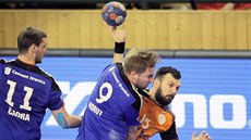 Milan Ivančev z Plzně v souboji s hranickým Liborem Horutem. Milan Ivančev z Plzně v souboji s hranickým Liborem Horutem.