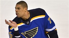 Ryan Reaves ze St. Louis posílá polibek na stídaku Dallasu.