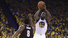 Draymond Green z Golden State stílí, brání Al-Farouq Aminu z Portlandu.