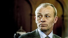 Zkušený žokej Pavel Kašný se při dodatečném předávání trofejí vítězům 125.... Zkušený žokej Pavel Kašný se při dodatečném předávání trofejí vítězům 125....