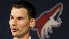 Nový GM Arizony John Chayka na tiskové konferenci. Nový GM Arizony John Chayka na tiskové konferenci.