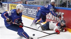 Slovák Tomáš Jurčo se v pádu pokouší vypíchnout puk mimo dosah Francouze... Slovák Tomáš Jurčo se v pádu pokouší vypíchnout puk mimo dosah Francouze...