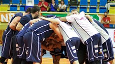 Basketbalisté Děčína během utkání s Prostějovem. Basketbalisté Děčína během utkání s Prostějovem.