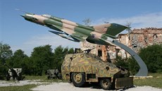 Chorvatský obrněný traktor Straško a letoun MiG-21 ve vojenském muzeu v... Chorvatský obrněný traktor Straško a letoun MiG-21 ve vojenském muzeu v...