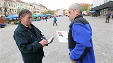 Aby mohl Zdeněk Kučírek (vpravo) kandidovat 7. a 8. října do Senátu, musí... Aby mohl Zdeněk Kučírek (vpravo) kandidovat 7. a 8. října do Senátu, musí...