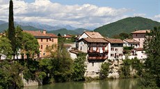 Kousek za mstem ji zaínají Alpy, take Cividale dle Friuli lze pojmout i...