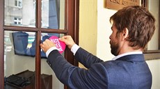 Ministr spravedlnosti Robert Pelikán při vylepování loga Hate Free Zone (6.... Ministr spravedlnosti Robert Pelikán při vylepování loga Hate Free Zone (6....
