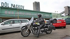 Zaměstnanec OKD odjíždí po ranní směně od budovy dolu Paskov u Staříče na... Zaměstnanec OKD odjíždí po ranní směně od budovy dolu Paskov u Staříče na...