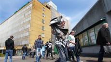Horníci OKD z Dolu Darkov, kde se v úterý zapojilo sedmačtyřicet havířů stávky.... Horníci OKD z Dolu Darkov, kde se v úterý zapojilo sedmačtyřicet havířů stávky....