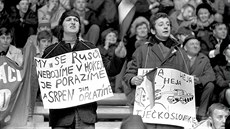 Hokejoví fanoušci s transparenty při utkání Československa se SSSR na... Hokejoví fanoušci s transparenty při utkání Československa se SSSR na...