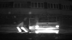 Zloděj při honičce s policií vyskočil za jízdy z ukradeného auta Zloděj při honičce s policií vyskočil za jízdy z ukradeného auta
