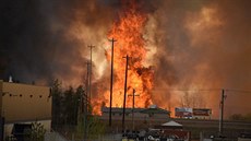 Poár se blíí k mstu Fort McMurray. (3. kvtna 2016)