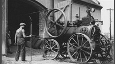 Kláterní parní stroj k mlátice v roce 1936.