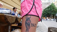 Zaujetí Lidy Ford pro maraton dokazuje i tetování na jejím levém stehn....
