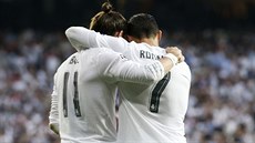 DOBE BRÁCHO Cristiano Ronaldo objímá Garetha Balea, Real Madrid práv vstelil...