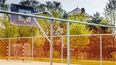 Hřiště v sousedství vily známého pardubického podnikatele v parku Na Špici. Hřiště v sousedství vily známého pardubického podnikatele v parku Na Špici.
