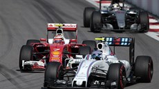Kimi Räikkönen na Ferrari se snaí dostat ped Valterriho Bottase z Williamsu....