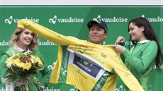 Nairo Quintana navléká lutý trikot na závod Kolem Romandie.