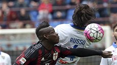 Mario Balotelli v souboji s Adrianem Russoem z Frosinone.