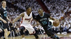 Kemba Walker (vpravo) z Charlotte bránný Joshem Richardsonem z Miami v prvním...