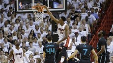 Hassan Whiteside (nahoe) zavuje v zápase proti Charlotte.