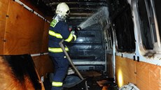 Neznámý há zapálil kontejnery v Praze 7, ohe se rozíil na zaparkovaná auta...