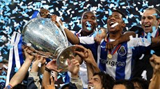 Porto se raduje z triumfu v Lize mistrů v roce 2004. Porto se raduje z triumfu v Lize mistrů v roce 2004.