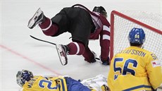 Lotyský hokejista  Gints Meija padá pes védského gólmana Jacoba Markströma,