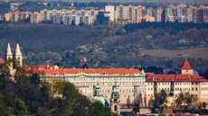 Pohled na Pražský hrad, v pozadí trojská stráň a sídliště Bohnice; v popředí... Pohled na Pražský hrad, v pozadí trojská stráň a sídliště Bohnice; v popředí...