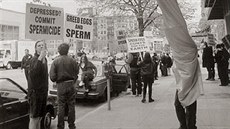 Demonstrace ped potratovými klinikami nkdy vypadaly spí jako umlecký...