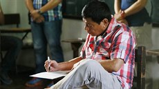 Kandidát na filipínského prezidenta Rodrigo Duterte ve volební místnosti (9....