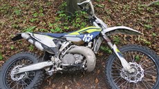Terénní motorka šestadvacetiletého jezdce, který se s ní proháněl v lese ve... Terénní motorka šestadvacetiletého jezdce, který se s ní proháněl v lese ve...