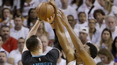 Hassan Whiteside (vpravo) z Miami zblokoval Franka Kaminského z Charlotte.