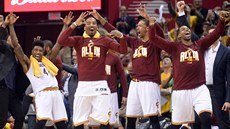 NELÍČENÁ RADOST. Basketbalisté Clevelandu se na lavičce radují z další úspěšné... NELÍČENÁ RADOST. Basketbalisté Clevelandu se na lavičce radují z další úspěšné...