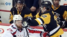 Pittsburský Patric Hornqvist (vpravo) udeil Karla Alznera z Washingtonu.