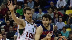 Álex Abrines (vpravo) z FC Barcelona uniká dalímu panlskému hrái Víctoru...