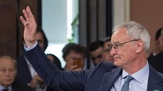 Claudio Ranieri přebírá cenu pro nejlepšího italského trenéra fotbalové sezony. Claudio Ranieri přebírá cenu pro nejlepšího italského trenéra fotbalové sezony.