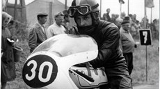 Kel Carruthers z Austrálie byl tovární jezdec Benelli a Aermacchi. V roce 1969... Kel Carruthers z Austrálie byl tovární jezdec Benelli a Aermacchi. V roce 1969...