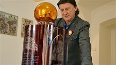 Novoborský výtvarník Pavel Danys po roce dokončil skleněnou plastiku k... Novoborský výtvarník Pavel Danys po roce dokončil skleněnou plastiku k...