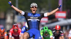 Marcel Kittel triumfálně přijíždí do cíle druhé etapy Gira. Marcel Kittel triumfálně přijíždí do cíle druhé etapy Gira.