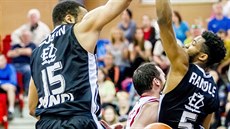 Momentka z basketbalového semifinále mezi Pardubicemi (bíločervená) a Nymburkem Momentka z basketbalového semifinále mezi Pardubicemi (bíločervená) a Nymburkem
