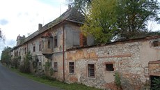 Zchátralý zámek v Dobříčanech. Zchátralý zámek v Dobříčanech.