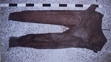 Ostatky lidských kostí a obleení nalezené v roce 2005 v septiku na Litomicku.