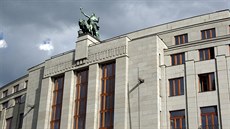 Dvoutunová socha lva s géniem se vypíná nad hlavním vchodem a tvoří dominantu... Dvoutunová socha lva s géniem se vypíná nad hlavním vchodem a tvoří dominantu...