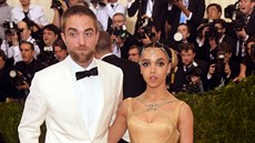 Robert Pattinson a jeho partnerka FKA Twigs na Met Gala (New York, 2. kvtna...