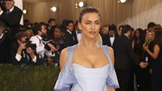 Irina aiková na Met Gala (New York, 2. kvtna 2016)