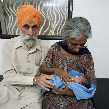 Daljinder Kaurová porodila v sedmdesáti letech syna. Jejímu mui je 79 let.