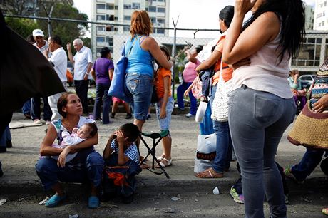 Venezuelané ekají ped supermarkety, aby si mohli koupit základní potraviny...